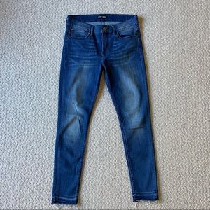 EXPRESS MID RISE, MEDIUM WASH, ANKLE LEGGING JEAN - SIZE 6